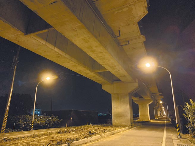 就读台南某大学的马来西亚籍女大生，10月28日在学校附近遭掳杀，遇害路段的路灯已于近日亮起，学生感嘆「这是一条用人命照亮的路。」（李宜杰摄）