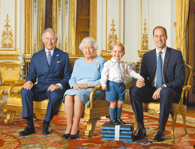 第2顺位王位继承人威廉王子（右一）传出曾感染新冠肺炎，但因与其父─王储查理王子（左一）感染时间接近，为避免社会担忧，当时并未对外公布检测结果。（美联社）