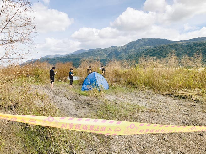 花莲秀姑峦溪有民眾抓鱼时，在沙洲发现一具尸体，不仅腐烂不堪、白骨外露，还四肢全无，宛如「人彘」。警方现场採证，初步研判死者为男性，已死亡多时。（警方提供）