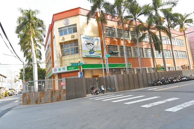 彰化市火车站前商圈的光復邮局旧址，近日拆除改建影城综合商业大楼工程、已开工在即，但包商施工围篱突出路口，迫使行人走上马路、人车争道，彰化市长林世贤2日会勘后震怒，要求施工单位应将围篱退缩；彰化县政府工务处长林汉斌回应，3日下午将邀集相关单位与包商协调后研议适当作法。（谢琼云摄）