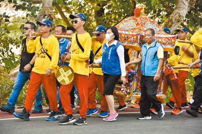 台中市梧栖浩天宫妈祖徒步北港进香，由云林县长张丽善（前左三）等人接驾。（云林县政府提供／张朝欣云林传真）