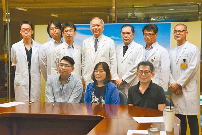 高雄长庚11月2日上午邀病人分享，许妇（前排中）表示，很感谢名誉院长陈肇隆带领的团队没放弃，真的是替她捡回一命。（林宏聪摄）