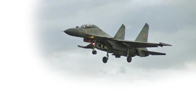 印度空军的苏-30战机携带空射型布拉莫斯飞弹。（取自印度空军推特）