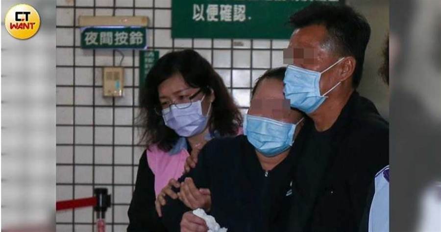 The parents of the murdered college student surnamed Zhong rushed to the Kaohsiung City Funeral Home to see their daughter for the last time.  Mother Zhong broke down and wept bitterly.  She fell into her husband's arms and couldn't walk.  (Photo / Photo by Song Dairong)