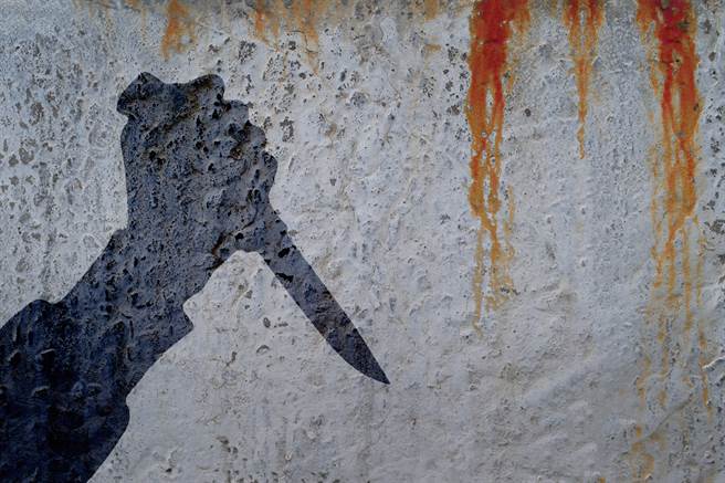 大陸上海一名嚴姓富二代因為積欠賭債，向結婚3個月的妻子討錢不成，竟拿水果刀連續刺妻子頸部，之後放火燒房間。（示意圖/達志影像/Shutterstock提供）