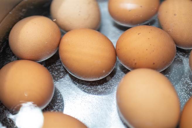 一名网友使用电锅蒸水煮蛋，结果却大爆开，流出蛋白与蛋黄，让他忍不住大嘆人生好难，贴文曝光后，也引来网友分享阿嬷的妙招，煮出来的蛋都有熟，超级完美。（示意图／Shutterstock）