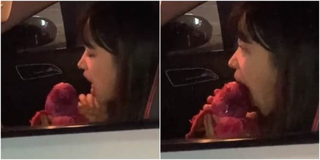 一名正妹在轿车上一口咬下火龙果，引发网友热议。（图／翻摄自《JKF 红灯区2.0》）