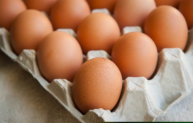 网友衝去全联买鸡蛋，打到碗中却发现，鸡蛋中有着白色的「小珍珠」，内行一看揭原因。（图／Shutterstock）