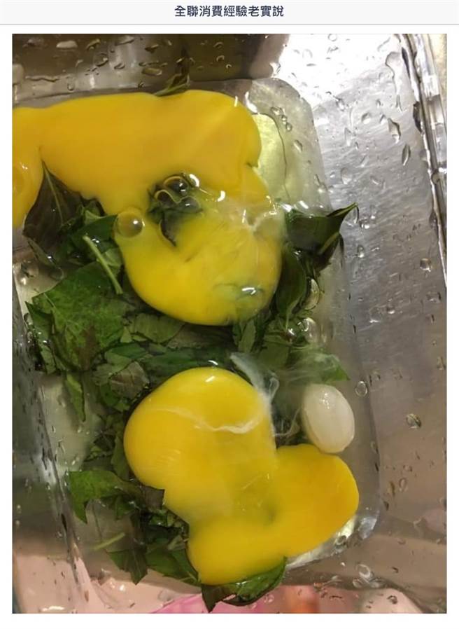 打开鸡蛋惊见白色「小珍珠」，内行揭原因。（图／翻摄自全联消费经验老实说）
