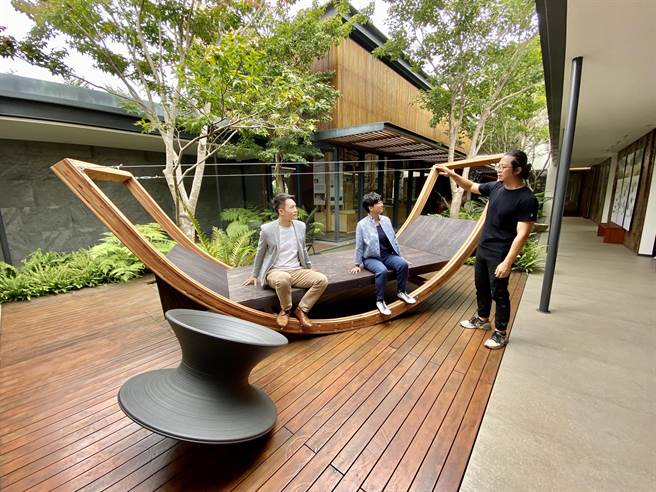 长443公分的巨无霸跷跷板，由木构达人陈建同以国产柳杉为主要材料，搭配3种不同类型木构工法与五金组装而成。（卢金足摄）