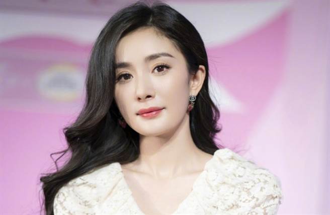 杨幂蕾丝衬衫混搭粉嫩宽裤 轻松穿出长腿OL减龄风（图／摘自微博@嘉行杨幂工作室）