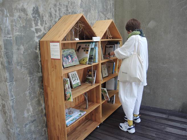 林务局近年推动国产木材制别标章，消费者可认明标章选购台湾本地国产材制成的产品。（邱立雅摄）