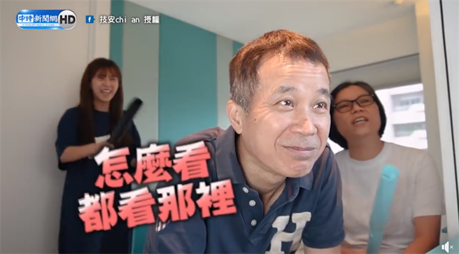 目不转睛的技爸惹笑眾多网友。（图／中时新闻网）