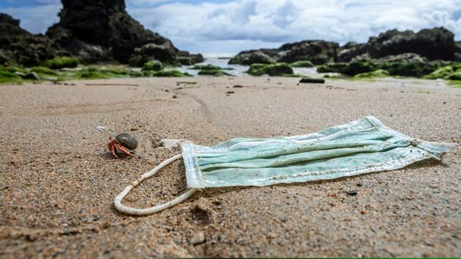 高雄市一位民眾靠檢舉抱回42萬元獎勵金。（示意圖／Shutterstock）