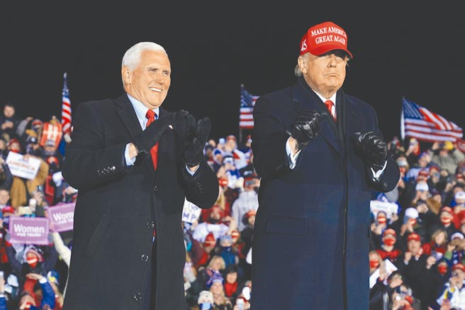 美国副总统候选人彭斯（左）、美国总统候选人川普（右）。（美联社）