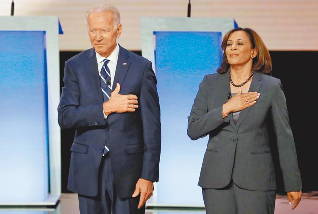美国总统候选人拜登（左）、美国副总统候选人贺锦丽（右）。（路透）