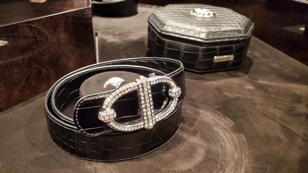 Stefano Ricci鑲鑽奢華版鱷魚皮帶，396萬8300元。（Stefano Ricci提供）