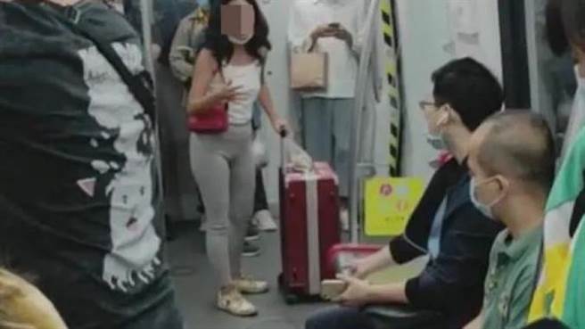 1名妙龄女乘客在广州地铁车厢内吃瓜子，更乱丢瓜子壳、未依规定配戴口罩。其他乘客劝阻，却反遭女子高声嘶吼反呛。(翻摄陆媒画面)