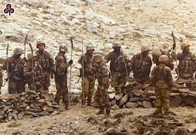 中印对峙僵局7个月，第八轮军长级会谈明可能举行。图为今年9月9日《印度时报》报导，中国解放军企图逼近班公湖附近印军阵地。(摘自网路)