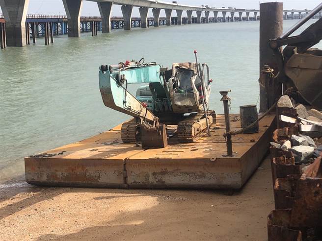 连日来强风将3艘大陆无动力的怪手平台船刮到金门大桥工区。（民眾提供）