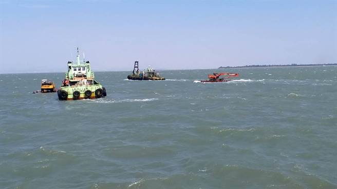 航港局忧心带来海上航安问题，日前已透过管道通报对岸拖回。（民眾提供）