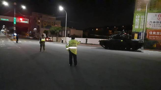 国军多辆战车凌晨行经台中清水，清水义交中队队员主动协助交维。（民眾提供／王文吉台中传真）