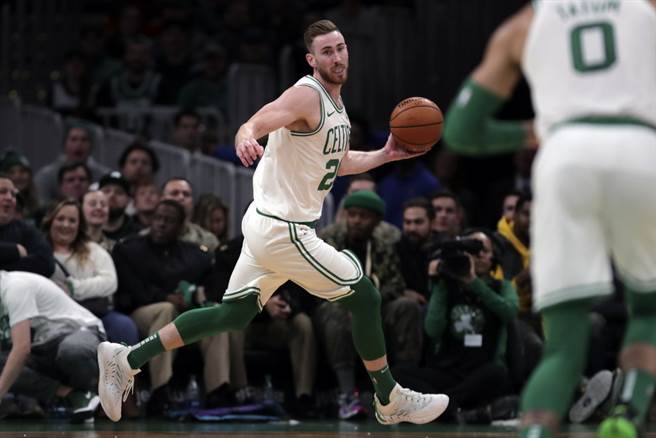 有了黄蜂老板乔丹亲自招募，海沃德当然点头同意加盟黄蜂。(美联社)