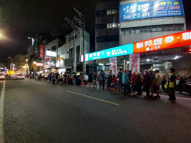 PTT名人「小商人」昨為歡慶川普連任發放200份雞排，不料，一夜選情逆轉，讓他氣得大罵。（圖／翻攝自臉書）