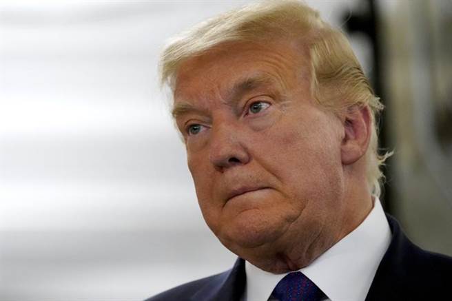 接连失去关键摇摆州后，川普在推特上怒文连发，让美媒分析，从川普的推文来看，可见他自己也认为快输了。（美联社）