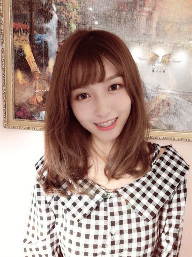 该名正妹是名理财专员，不少网友透露已亲自去该分行见本人，认证的漂亮。（图／翻摄自PTT）