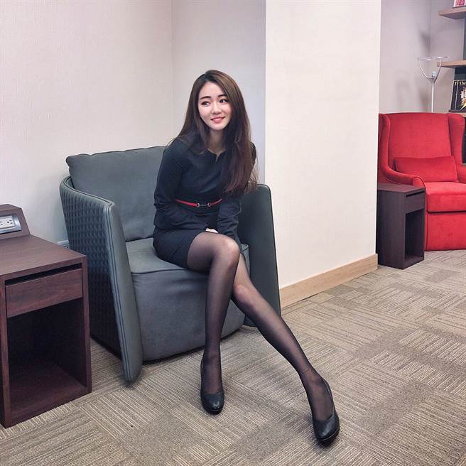 有网友于PTT留言处贴疑似为Rosa的正妹上班照，网友直呼真的太正，并要求一对一开户。（图／翻摄自PTT）