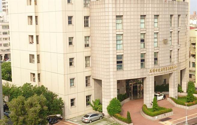 男遇狂双刀魔砍断颈动脉喷血亡，凶手母只问儿：破皮痛不痛。(翻摄前镇分局脸书)