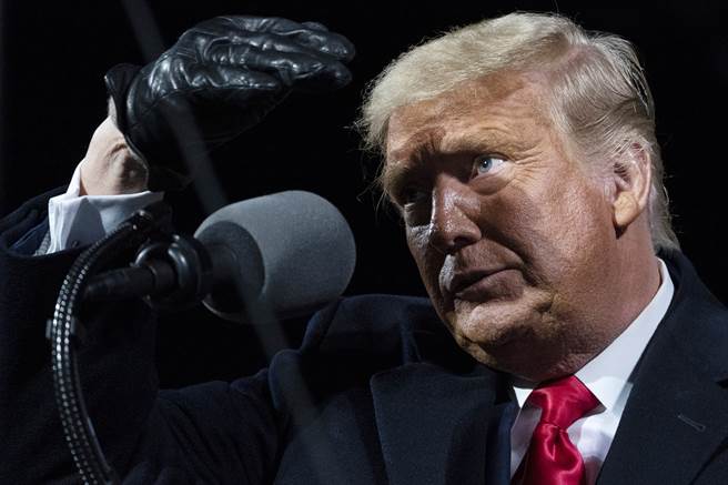 美國總統川普10月31日在賓州造勢活動中的神情。（美聯社）