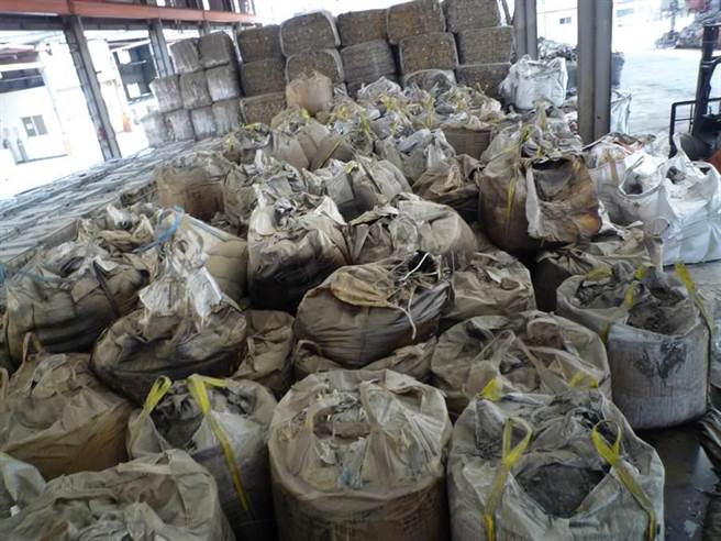 彰化县环保局在2017年查获台新环保公司当年堆放有毒废弃物。（资料照片／吴敏菁彰化传真）