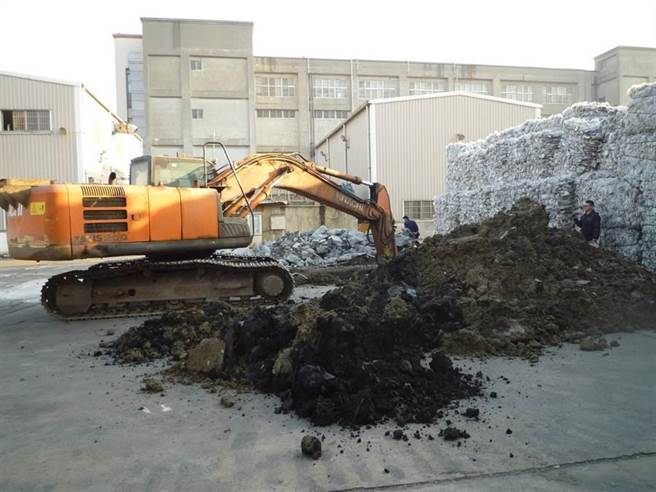 彰化县环保局在2017年查获台新环保公司当年堆放有毒废弃物。（资料照片／吴敏菁彰化传真）