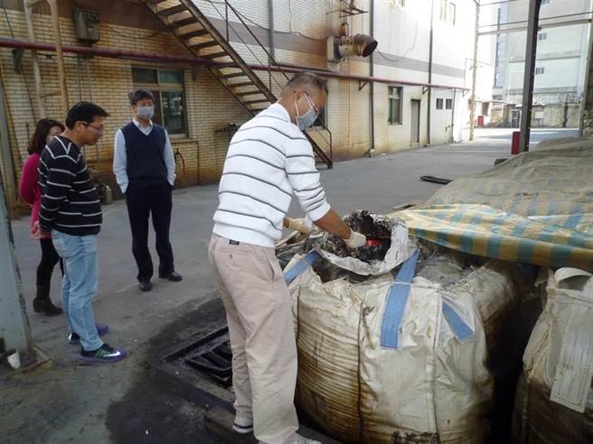 彰化县环保局在2017年查获台新环保公司当年堆放有毒废弃物。（资料照片／吴敏菁彰化传真）