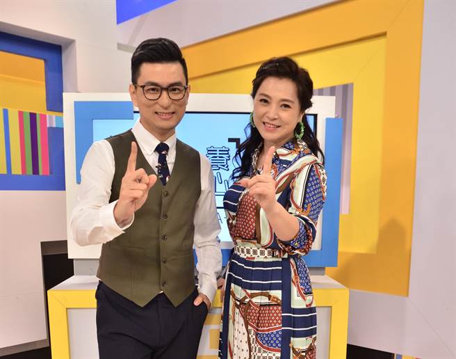 小儿科医师黄瑽寧与张凤书一起主持《医次搞定》。（纬来综合台）