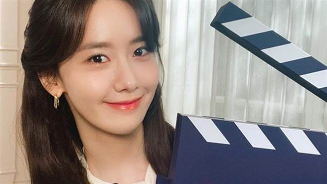 少女时代再合体 润娥V领吊带裙泄胸前小心机（图／IG@yoona__lim）