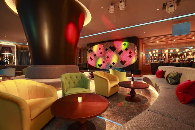 台北美福大饭店Cocoon池畔酒吧。（美福提供）