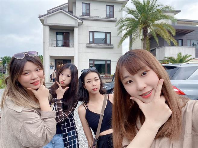穆垚静(图右一)休假时喜欢和同事出游放松身心。(图/永庆房屋提供)