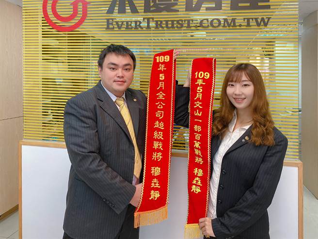 穆垚静(图右)感谢店长陵榕修(图左)的指导，帮助她缴出亮眼成绩单。(图/永庆房屋提供)