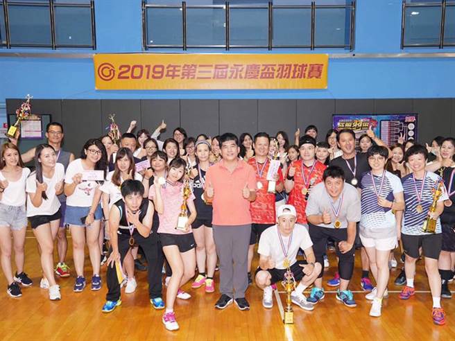 热爱运动的穆垚静(图前左二)，去年和同事组队拿下永庆杯羽球赛混双冠军。(图/永庆房屋提供)