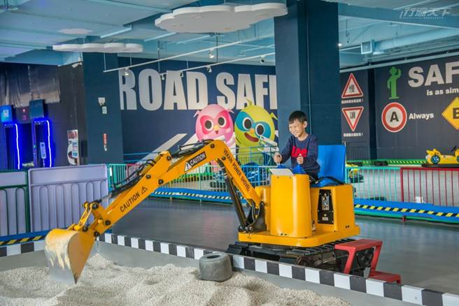在麗寶國際賽車場的兒童交通安全教育館還可以開挖土機玩沙。(圖/行遍天下提供)