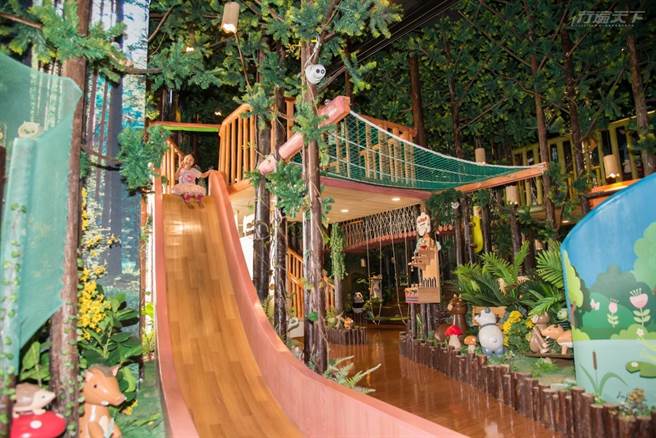 急速滑梯瞬間從2樓滑到一樓。(圖/行遍天下提供)