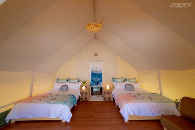 向海那漾帳篷內舒適的設備，還有沙發和冷氣機。(圖/向海那漾提供)