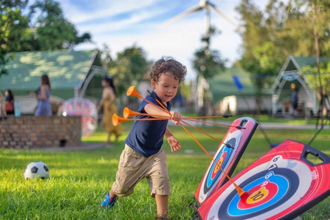 在碧海藍天的引領下，在草地上盡情玩樂。(圖/向海那漾提供)