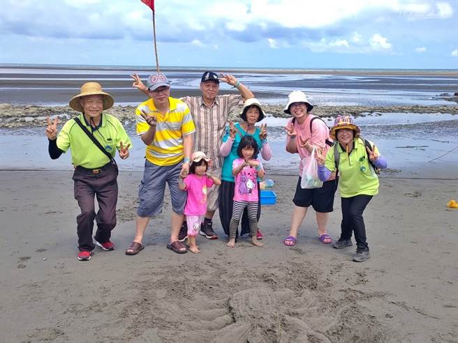 生態教育從小做起，夠過簡單的遊戲方式，讓小朋友了解這塊土地。(圖/向海那漾提供)