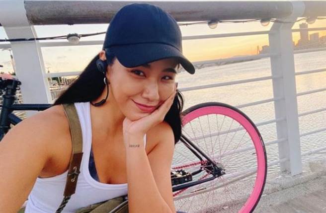 169cm辣模Angelina中空五分裤辣秀水蛇腰 美背纤腿都抢眼
（图／IG@an9lina）