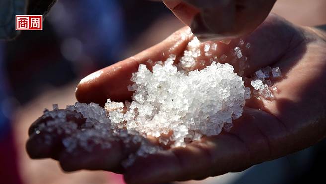 沉在鹵水池底的顆粒霜鹽，還要經烘乾、粉碎、去雜質等步驟，才能成為料理調味用的霜鹽。(圖/游惠玲攝)