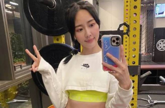 赖薇如中空炫腹透出萤光色 运动穿搭藏亮点（图／IG@imdoris_1230）